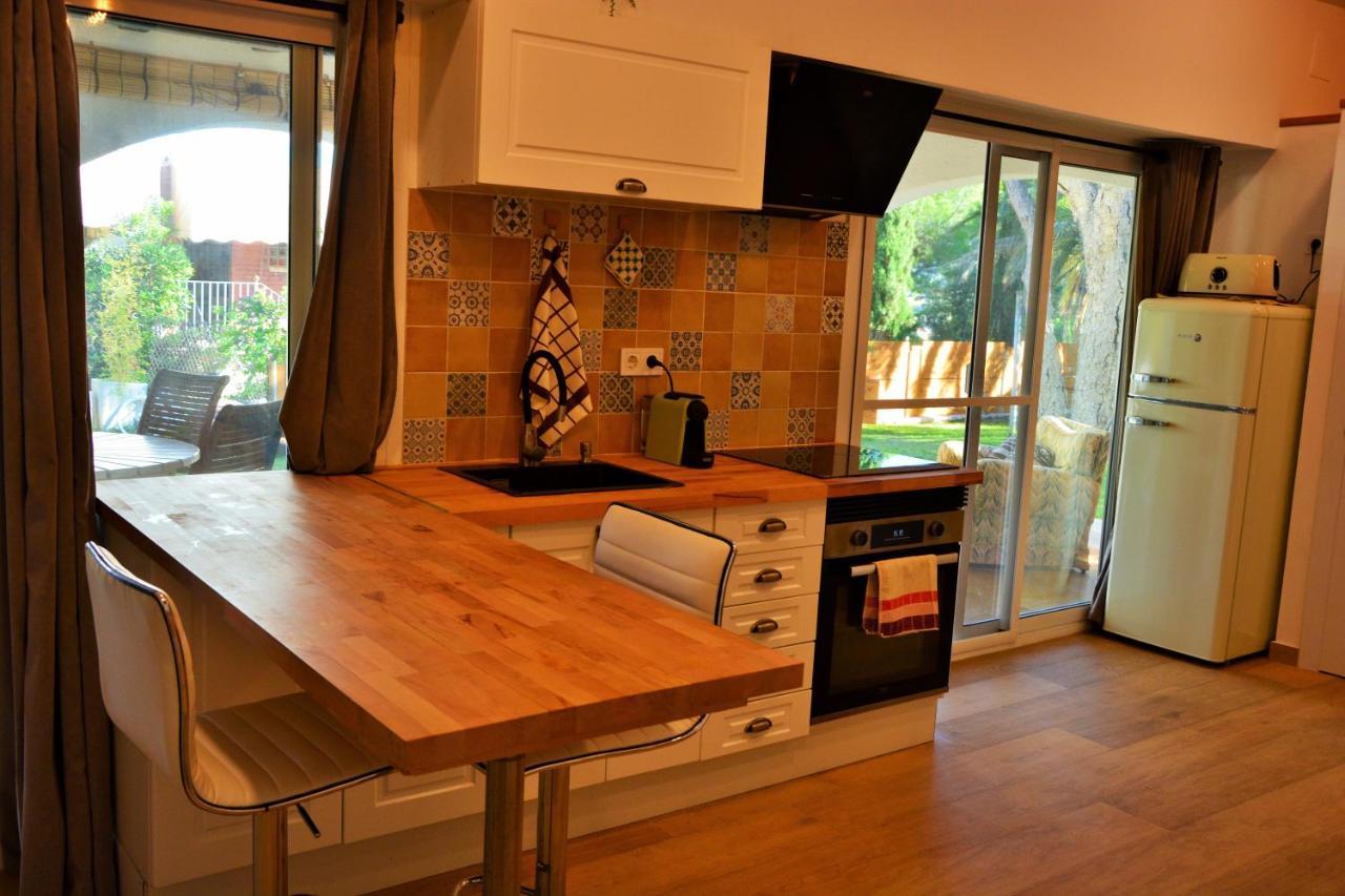 Villa Sitges El Ranch: Beachside Oasis with Pool, Jacuzzi, and Garden Calafell Exterior photo