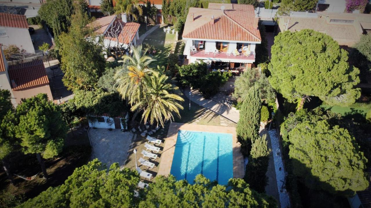 Villa Sitges El Ranch: Beachside Oasis with Pool, Jacuzzi, and Garden Calafell Exterior photo